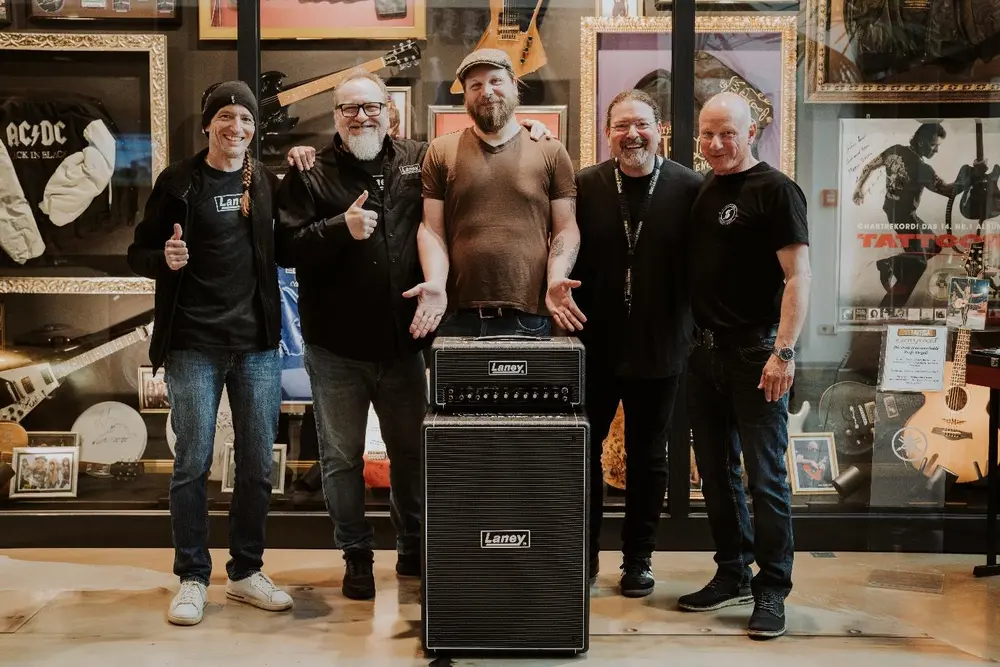 LANEY &uuml;bergibt signierten Bass Stack an MUSIC STORE professional GmbH - Bild 1