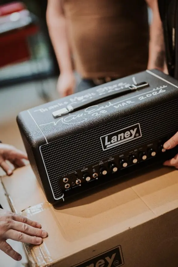 LANEY &uuml;bergibt signierten Bass Stack an MUSIC STORE professional GmbH Bild 3