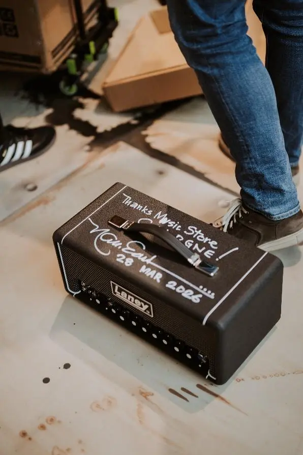 LANEY &uuml;bergibt signierten Bass Stack an MUSIC STORE professional GmbH Bild 2